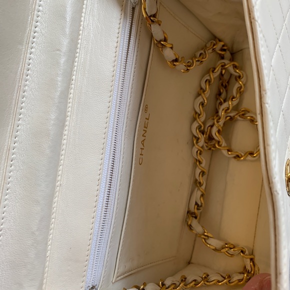 CHANEL Classic Lambskin Vintage Flap Bag - Picture 4 of 7